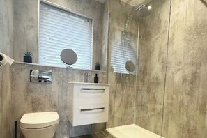 Pancuran mandi, pengering rambut, tuala disediakan 