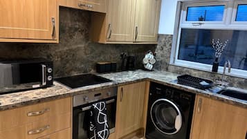 Maison | Cuisine privée | Réfrigérateur, micro-ondes, four, plaque de cuisson