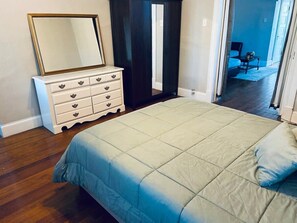 1 bedroom, iron/ironing board, WiFi, bed sheets - Pet-Friendly 1BR Apartment (St. Louis)
