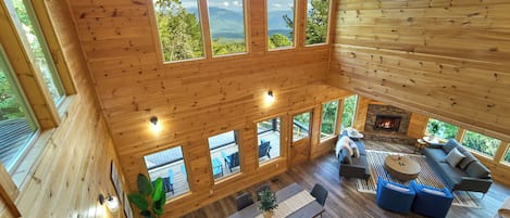 Smart TV, chimenea, reproductor de DVD, futbolito