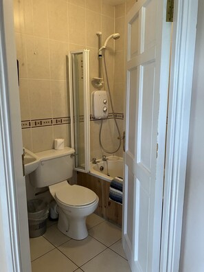 House | Bilik Mandi | Gabungan pancuran/tab mandi, tab mandi rendaman dalam, pengering rambut 