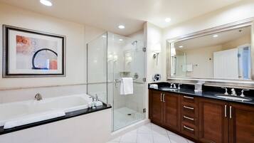 Regadera, tina de hidromasaje, secadora de cabello, toallas