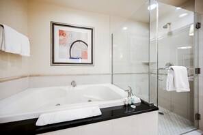 Shower, jetted bath, hair dryer, towels - SVS: 2BD Suite | SPHERE & Strip Views | Private Balcony | Signature at MGM (Las Vegas)