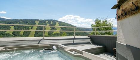 Byhus - 4 soveværelser | Udendørs spabad