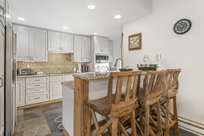 Stadtwohnung, 4 Schlafzimmer | Eigene Küche | Kühlschrank, Ofen, Wasserkocher mit Kaffee-/Teezubehör, Toaster