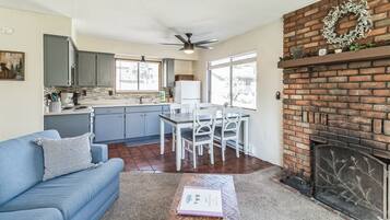 Cabin, 2 Bedrooms | Living area