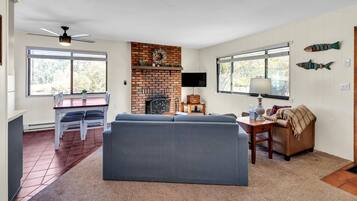 Cabin, 2 Bedrooms | Living area