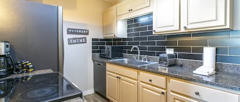 コンドミニアム 2 ベッドルーム | 専用キッチン | 冷蔵庫、オーブン、コーヒー / ティーメーカー、トースター