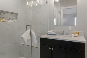 Stadtwohnung, 4 Schlafzimmer | Badezimmer | Handtücher, Shampoo