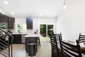 Maison mitoyenne, 4 chambres | Restauration