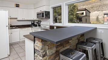 Private kitchen | Fridge, oven, coffee/tea maker, toaster