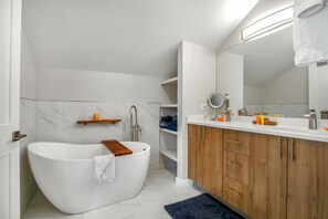 Condo, 3 Bedrooms | Bathroom | Towels, shampoo