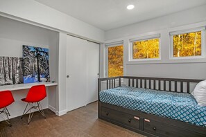 Condo, 3 Bedrooms | 3 bedrooms, laptop workspace, iron/ironing board, free WiFi