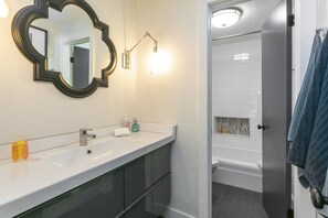 Condo, 2 quartos | Banheiro | Toalhas de banho, shampoo