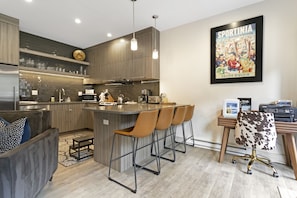 Condo, 1 phòng ngủ | Bếp riêng | Tủ lạnh, lò nướng, dụng cụ pha cà phê/trà, lò nướng bánh mì 