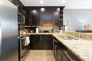 Apartment, 2 Schlafzimmer | Eigene Küche | Kühlschrank, Ofen, Wasserkocher mit Kaffee-/Teezubehör, Toaster