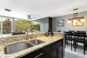 Apartment, 2 Schlafzimmer | Eigene Küche | Kühlschrank, Ofen, Wasserkocher mit Kaffee-/Teezubehör, Toaster