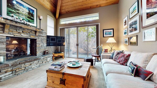 Una Smart TV, una chimenea, un reproductor de DVD, libros