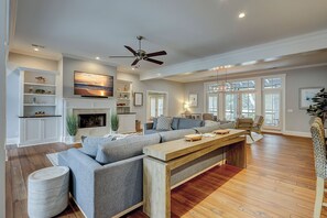 Smart TV - 58 Heritage Road - Harbour Town Golf Course Views & a Short Walk to the Beach (Hilton Head Island)