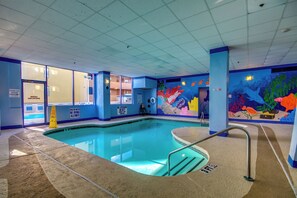 Una piscina cubierta, una piscina climatizada