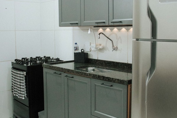 Een koelkast, een oven, een kookplaat, een waterkoker