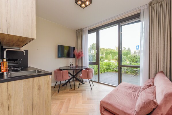 Studio Standard, rez-de-chaussée | Aire de séjour | Téléviseur