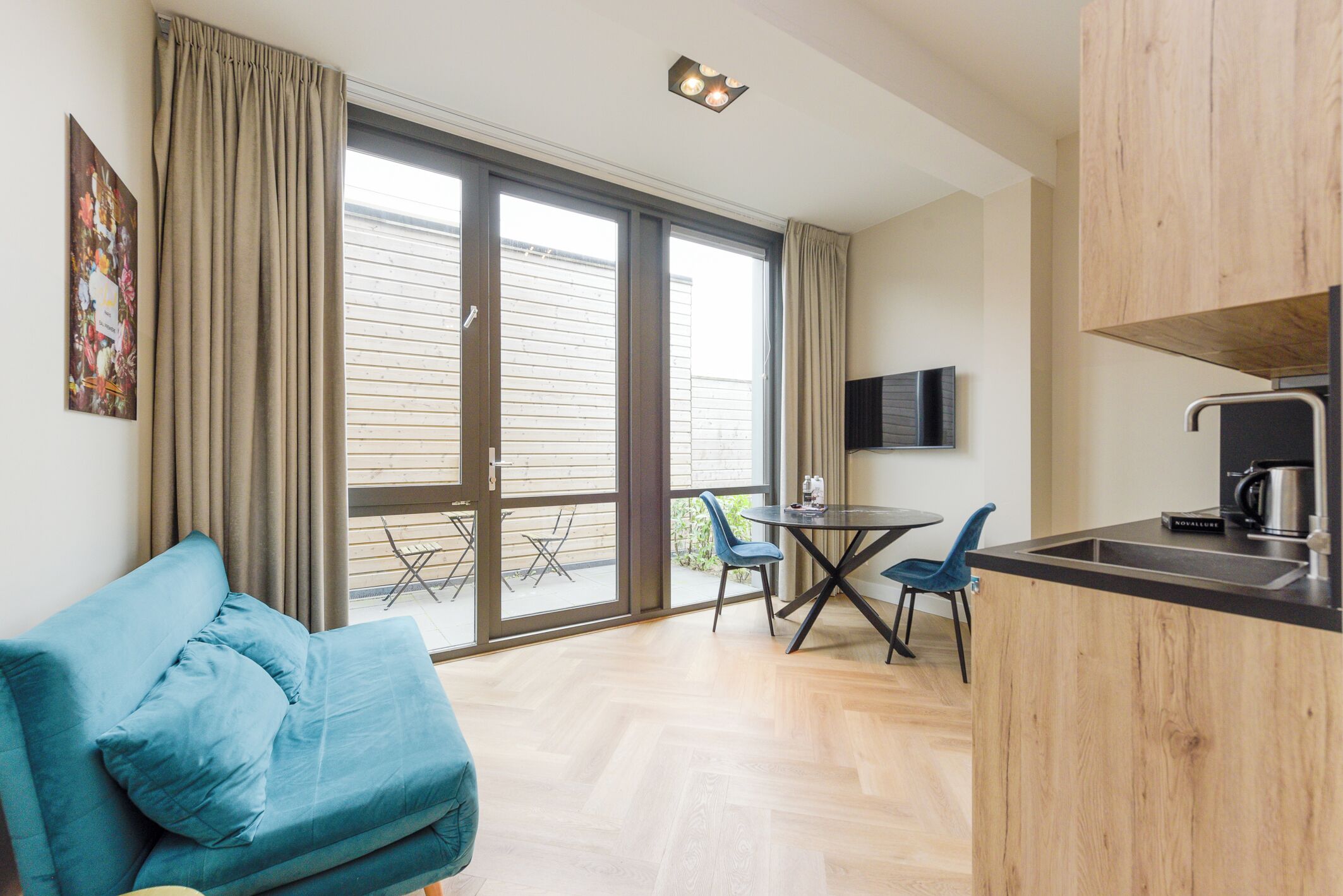 Luksusstudio, keittotila | Oleskelualue | Televisio