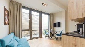 Eine moderne Küche mit Essbereich, einer Sitzecke und einem Fernseher.