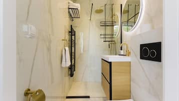 Studio Deluxe, balcon, vue sur le canal | Salle de bain