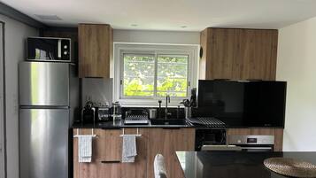 Een koelkast, een microgolfoven, een oven, een kookplaat