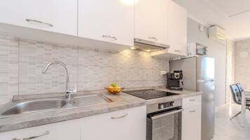 Full-sized fridge, microwave, oven, stovetop