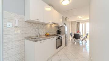 Full-sized fridge, microwave, oven, stovetop