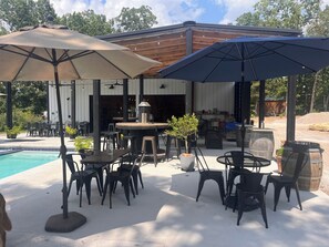 Outdoor dining - The Vintage Vue Airstream (Eureka Springs)
