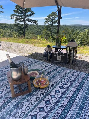 Outdoor dining - The Vintage Vue Airstream (Eureka Springs)