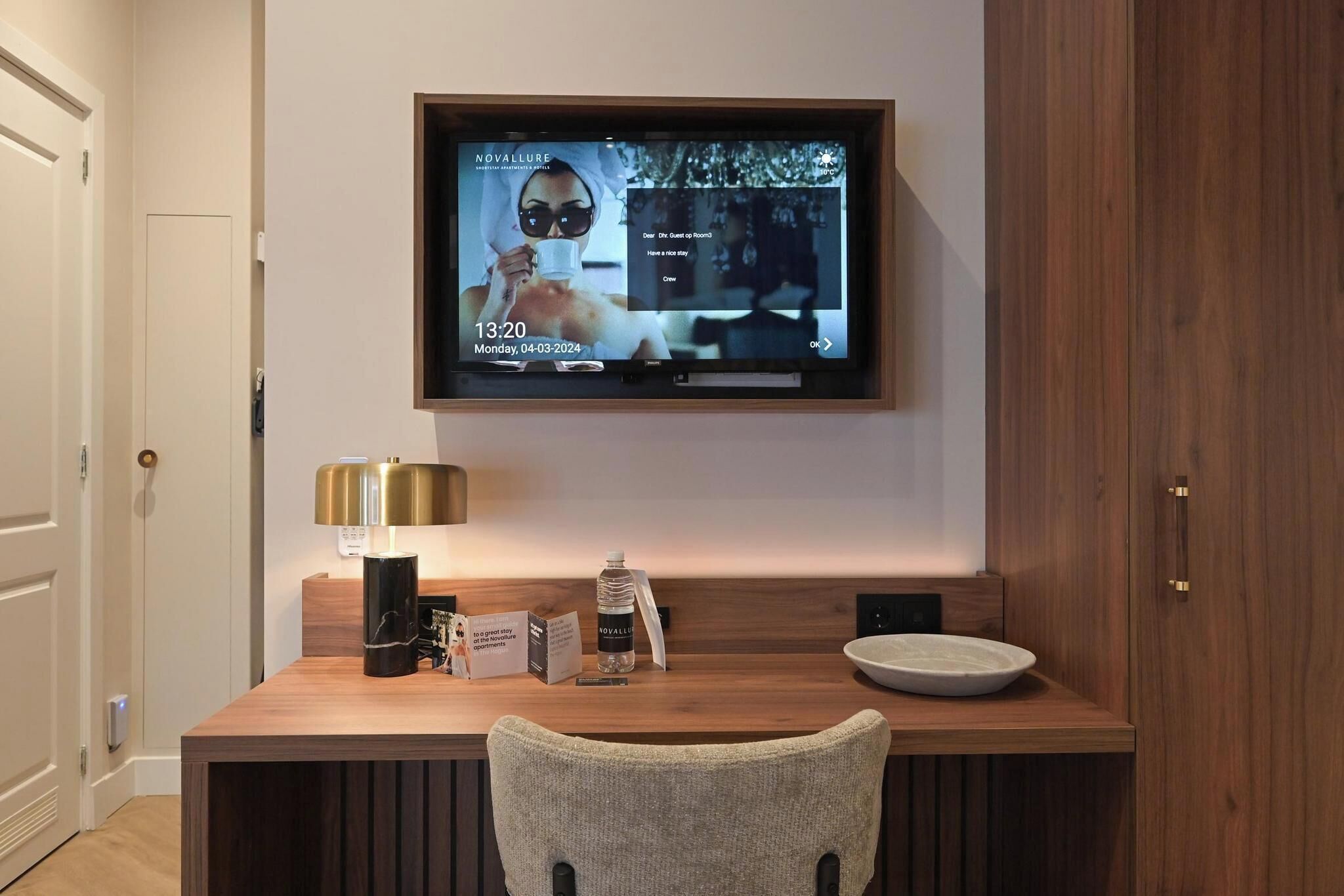 Luxury Suite | Living area | TV