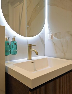 Luxury Suite | Bathroom - Novallure Downtown (The Hague)