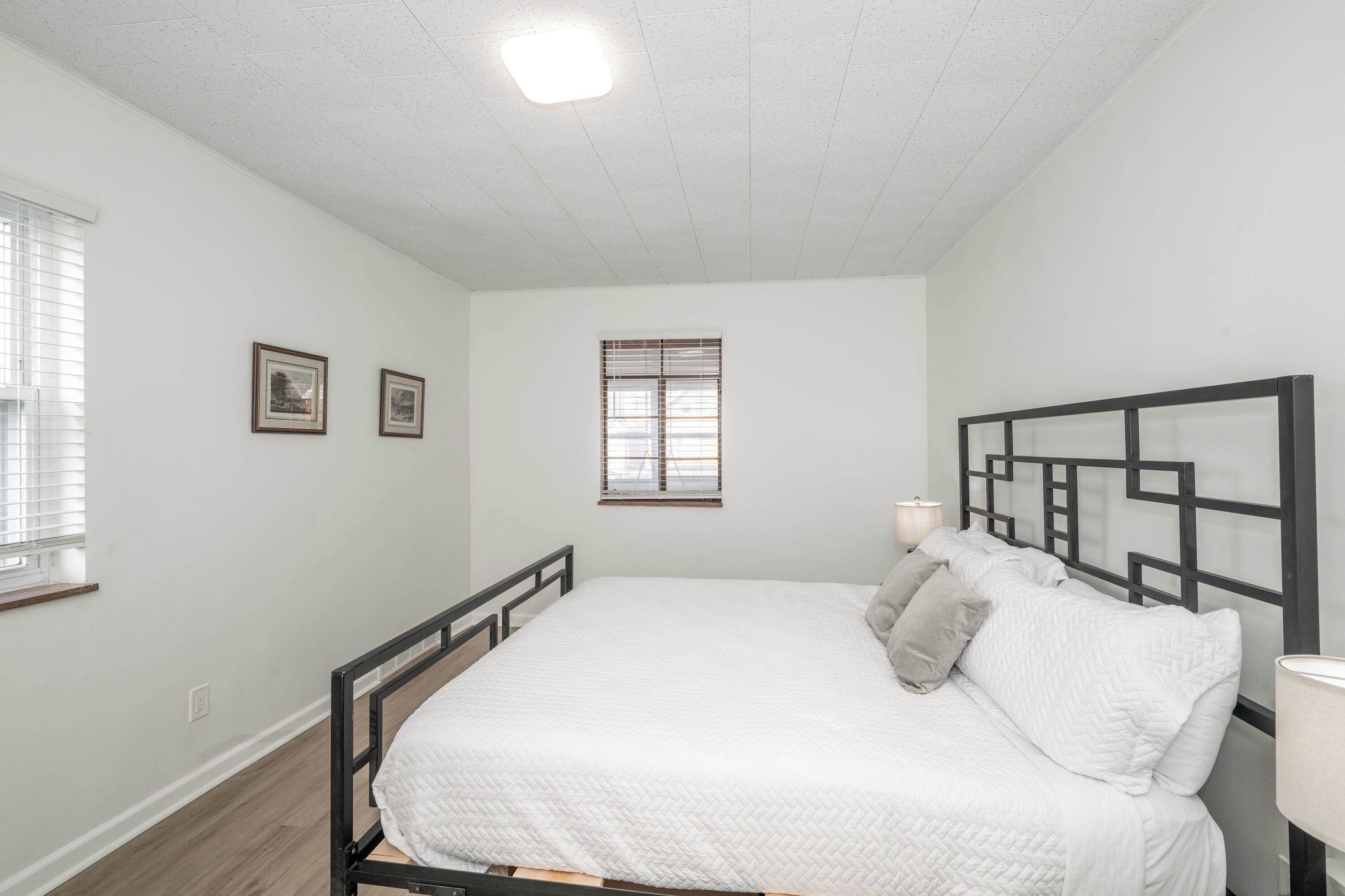 2 chambres, bureau, fer et planche à repasser, lit parapluie