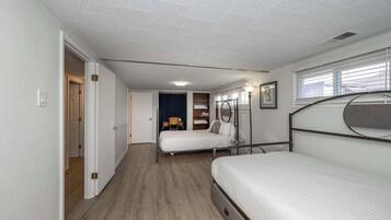 3 habitaciones, escritorio y tabla de planchar con plancha