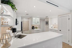 冷蔵庫、電子レンジ、オーブン、コンロ