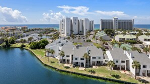 Ein Küstenhotelbereich mit modernen Gebäuden, einer Marina und freiem Blick auf den Ozean.