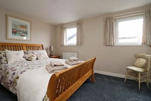3 bedrooms, iron/ironing board, free WiFi, bed sheets - Town centre apartment with parking- Dog friendly! (Padstow)