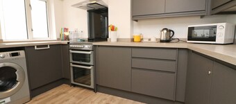 Town centre apartment with parking- Dog friendly!