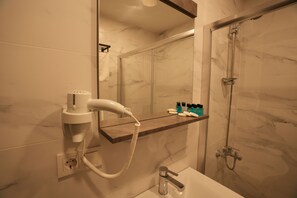 Chambre triple Standard | Salle de bain | Douche, séchoir à cheveux, pantoufles, serviettes fournies