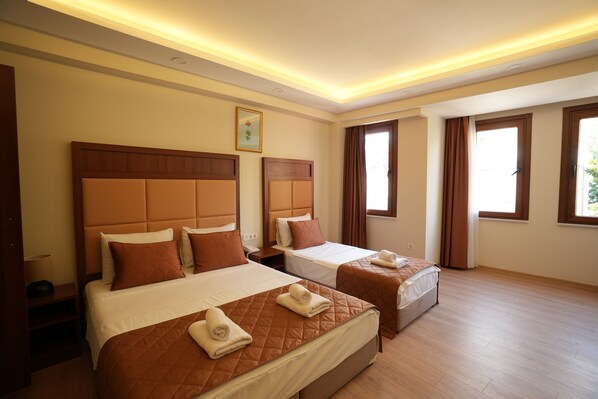 Familjerum för fyra | Minibar, värdeförvaringsskåp på rummet och mörkläggningsgardiner