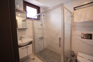 Shower, pengering rambut, sandal, dan handuk