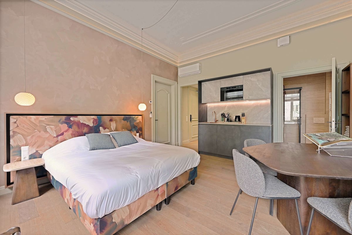 Deluxe Apartment | Free WiFi, bed sheets