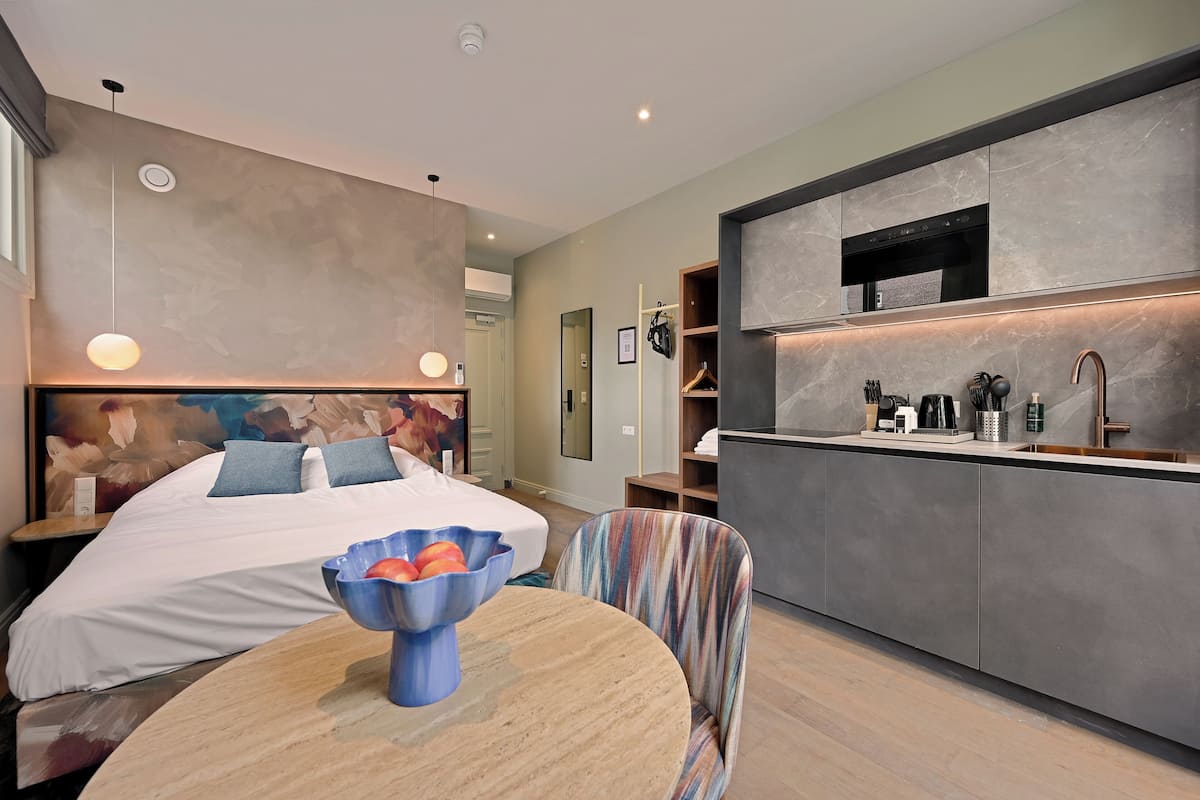 Deluxe Studio | Free WiFi, bed sheets