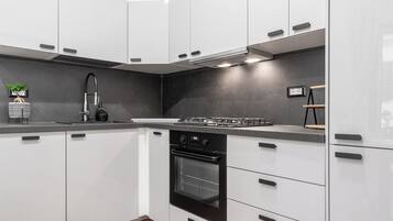 Departamento superior, 2 habitaciones, vista a la ciudad | Cocina privada | Tetera eléctrica y tostadora