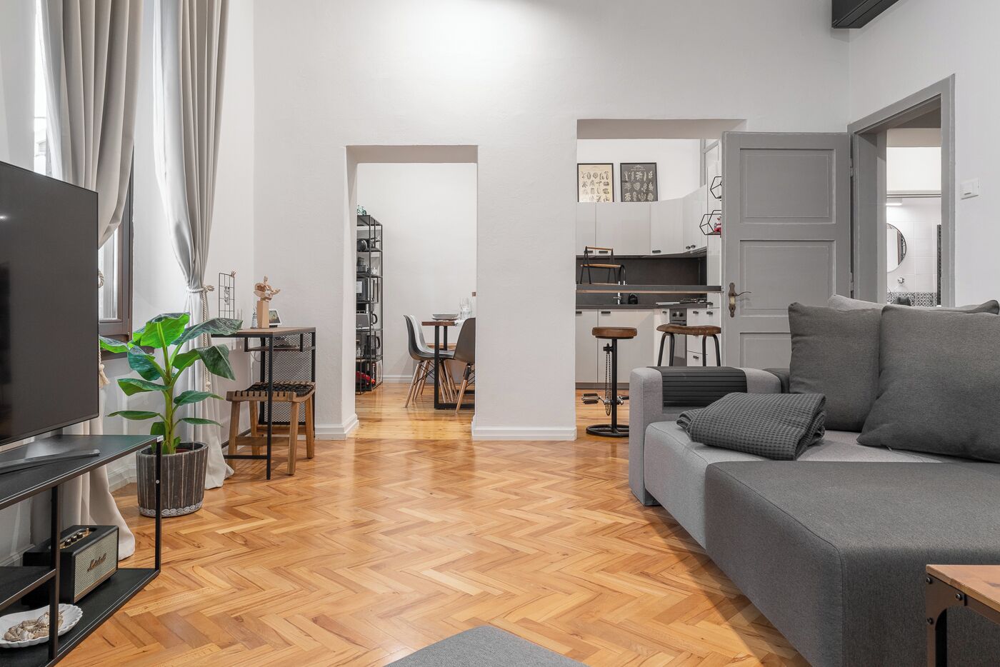 Departamento superior, 2 habitaciones, vista a la ciudad | Área de sala de estar | Televisión de pantalla plana 