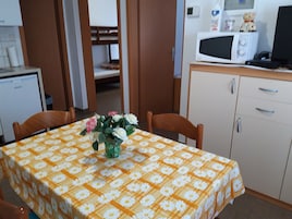 Classic Apartment, 2 Bedrooms, Ground Floor | In-room dining
